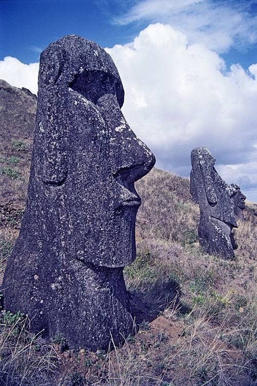 giant statues of Ester Island